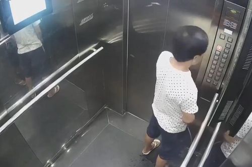 Người đàn ông thản nhiên đi vệ sinh trong thang máy chung cư