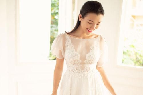 Á hậu Hoàng Oanh tung loạt ảnh thử váy cưới nhưng gương mặt cô dâu lại gây chú ý vì điều này