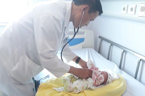 Các bác sĩ Việt Nam 'cải tử hoàn sinh' cho cháu bé người Lào mới 8 ngày tuổi