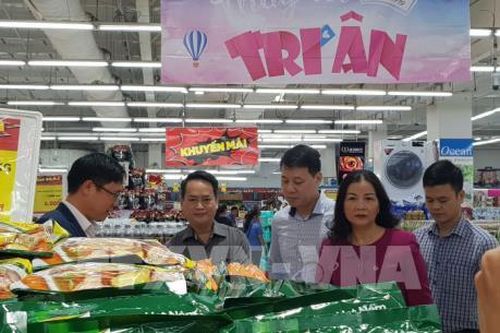 Hà Nội: Siêu thị 'Khóa giá' trong dịp Tết Nguyên đán