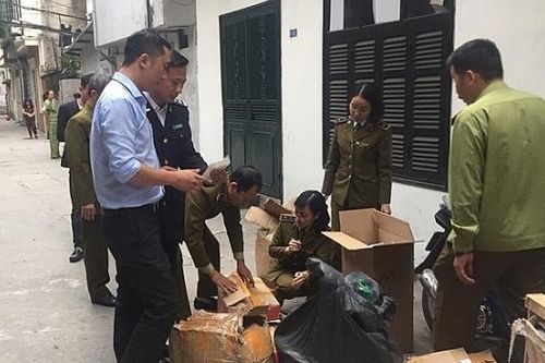 Hà Nội: Đột kích cơ sở kinh doanh đang 'hô biến' nhãn mác từ Trung Quốc thành hàng hiệu