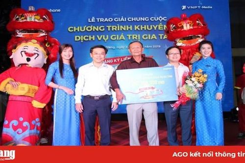 Trao thưởng khách hàng trúng 1 tỷ đồng Chương trình 'Đăng ký liền tay trúng ngay 1 tỷ'