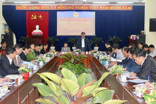 Phó Chủ tịch UBND tỉnh Lò Văn Tiến làm việc tại huyện Tủa Chùa
