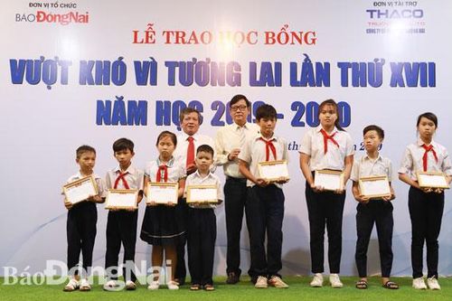 Trao học bổng Vượt khó vì tương lai lần thứ XVII