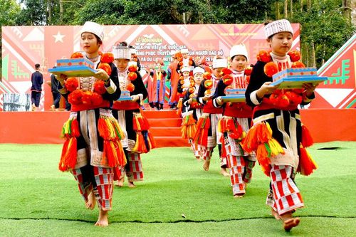 Nghệ thuật trang trí trang phục người Dao đỏ