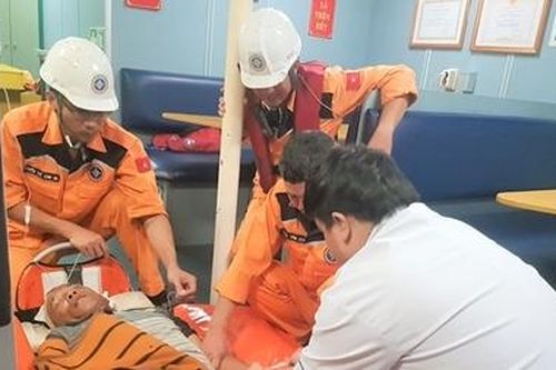 Cứu ngư dân bị nứt hở hộp sọ khi đang lao động trên biển