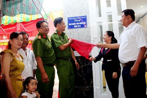 Trung đoàn CSCĐ Tây Nam Bộ bàn giao nhà nghĩa tình đồng đội