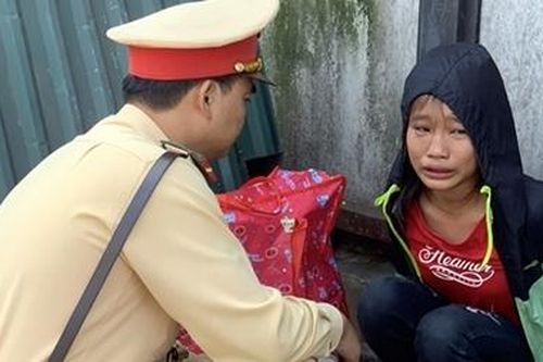 Bé gái đói lả bên đường được CSGT Hà Nội giúp đỡ