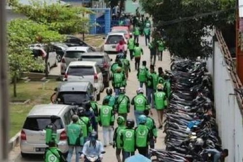 Hàng chục tài xế xe ôm lao vào bệnh viện 'cướp' thi thể trẻ sơ sinh
