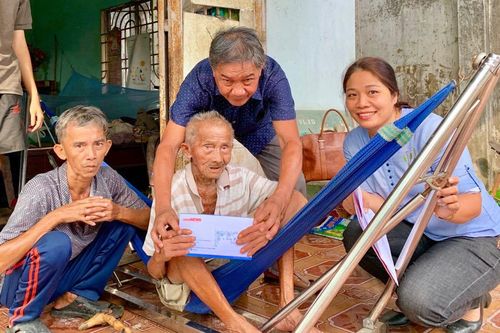 Trao tiền ủng hộ của độc giả VTC News cho cụ ông 90 nuôi con trai khờ và cháu tâm thần