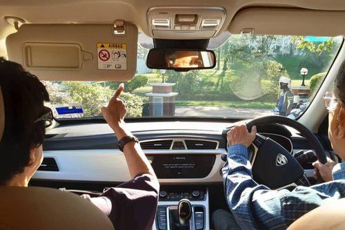 Thủ tướng 94 tuổi lái xe chở vợ đi hẹn hò gây 'bão' mạng tại Malaysia