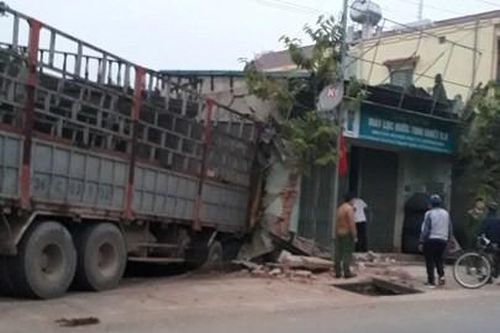 Ôtô tải lao vào 2 nhà dân lúc rạng sáng