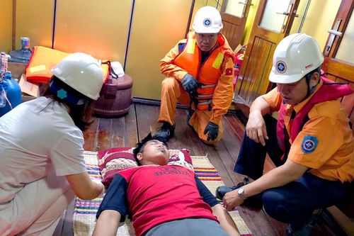 Cứu thuyền viên Thái Lan hôn mê trên biển