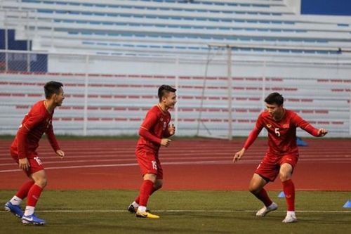 U22 Việt Nam đến sân cực sớm trong buổi tập đầu tiên tại Philippines vì sợ... tắc đường