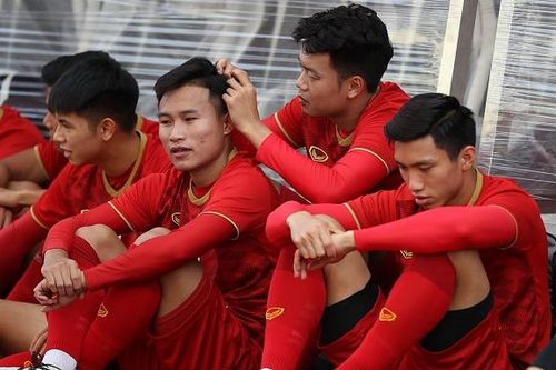 Sao U22 Việt Nam tranh thủ nhổ tóc sâu cho đồng đội trong lúc chờ tập