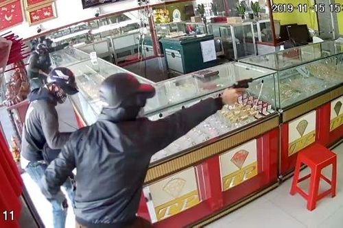 Bắt giữ hai nghi phạm cướp tiệm vàng