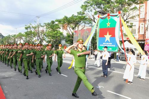 Tiếp tục phát huy truyền thống anh hùng cách mạng