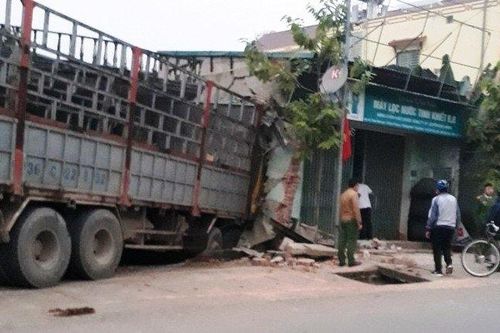 Xe tải mất lái đâm sập tường hai nhà dân