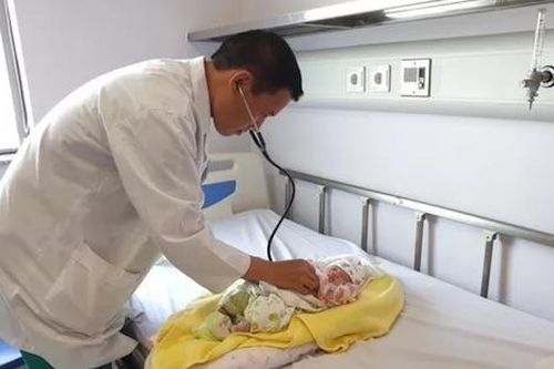 Em bé 8 ngày tuổi được gửi từ Lào qua Việt Nam để phẫu thuật tim phức tạp