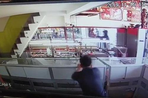 Đã bắt được 2 nghi phạm nổ súng, cướp tiệm vàng ở Hóc Môn