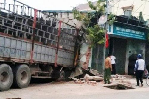 Ô tô tải mất lái, lao thẳng vào hai nhà dân ven đường