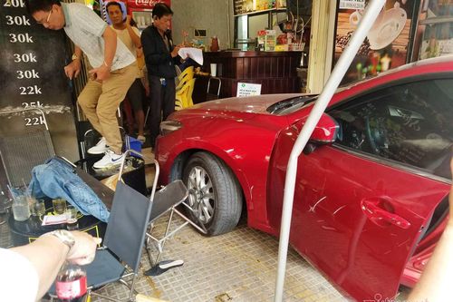 Ô tô lao như tên bắn vào quán cà phê ở Sài Gòn