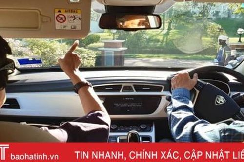 Thủ tướng Malaysia lái xe chở vợ đi hẹn hò