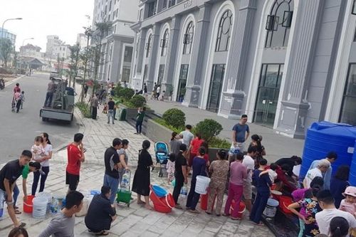Thông báo một đằng, mất nước một nẻo, hàng nghìn cư dân Hateco khốn khổ xách nước