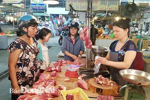 Giá thịt heo 'leo thang', sức mua giảm mạnh