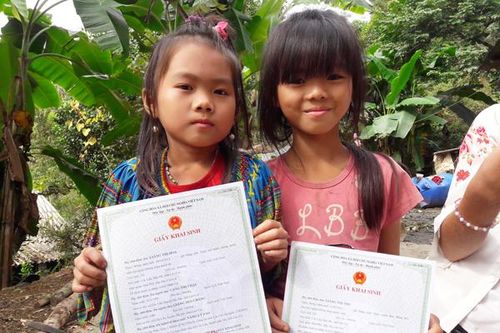 Xã Cốc Lầu (Bắc Hà) hai em nhỏ 7 và 10 tuổi chưa được đi học tiểu học
