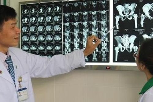 Nam công nhân bị trụ bê tông đè dập phổi, gãy xương đùi