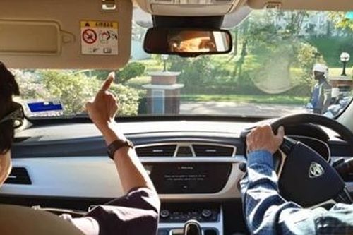Thủ tướng 94 tuổi Malaysia lái xe đưa vợ đi hẹn hò
