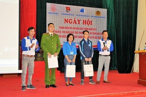 Thi điều khiển mô tô thăng bằng trên ván hẹp để tuyên truyền ATGT