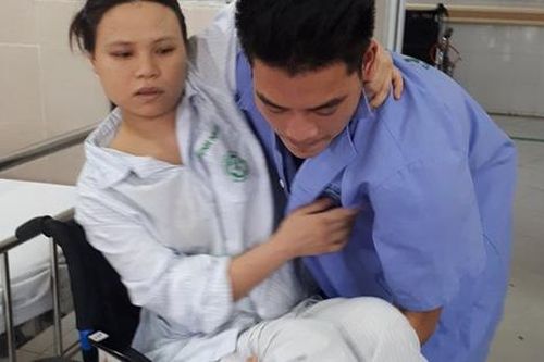 Người mẹ ở Tuyên Quang bị liệt sau khi sinh mổ lại phải tiếp tục vào viện điều trị