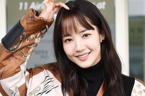 'Nữ hoàng dao kéo' Park Min Young gây chú ý với diện mạo mới