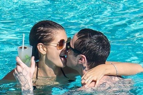 Siêu mẫu Kaia Gerber khóa môi bạn trai tình cảm