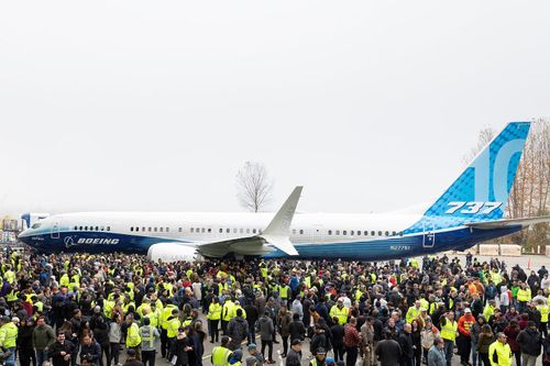 Tương lai 737 Max chưa rõ ràng, Boeing vẫn ra mắt phiên bản mới