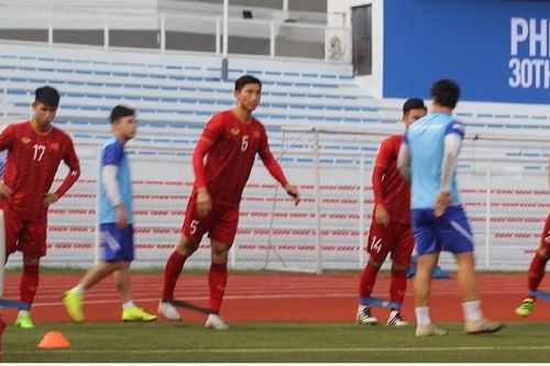 Xem Văn Hậu tập cực sung trong màu áo U22 Việt Nam