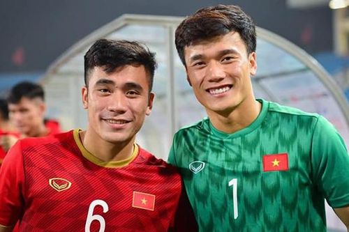 Bùi Tiến Dụng bị Trọng Hoàng úp bánh trong ngày sinh nhật