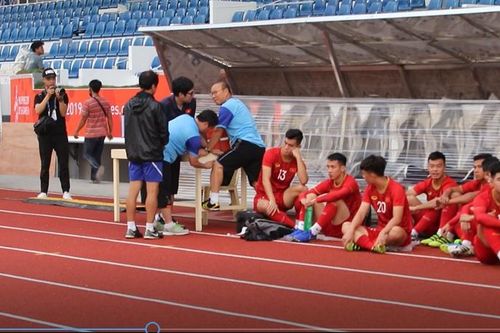 U22 Việt Nam chờ tập, HLV Park Hang Seo phải nhờ bác sĩ chăm sóc