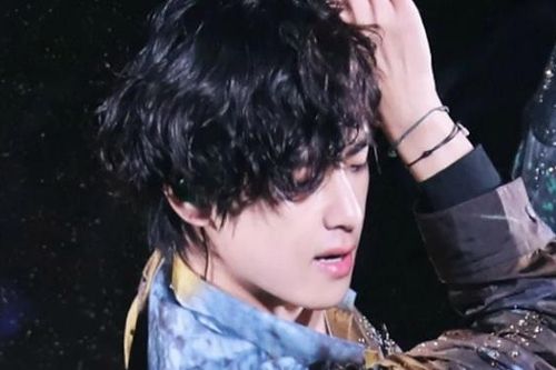 V BTS biểu diễn dưới mưa là điều tuyệt vời nhất fan từng thấy