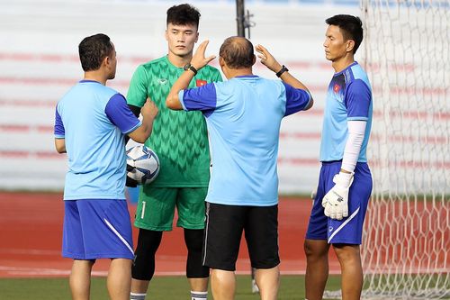 Thầy Park ngồi giữa sân, trầm ngâm tìm chiến thuật cho U22 Việt Nam