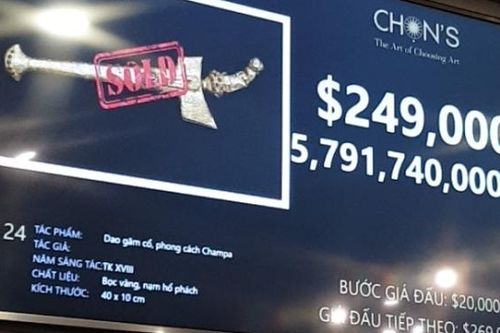 Con dao vàng nạm 36 viên hổ phách thế kỷ 18 chốt giá 249.000 USD (gần 5,8 tỷ)