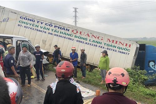 Tai nạn giữa xe container và xe khách làm hai người chết, 11 người bị thương