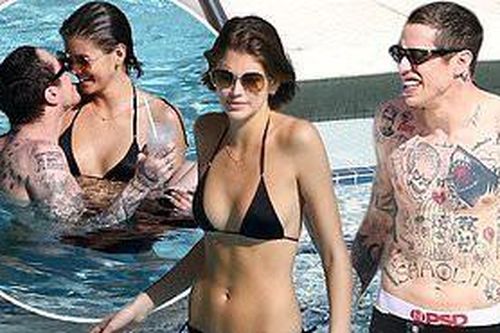 Con gái siêu mẫu của Cindy Crawford liên tục ôm hôn, tình tứ bạn trai mới ở biển