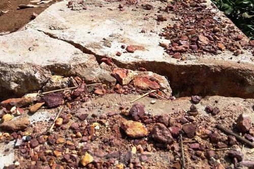 Cận cảnh bờ kè tiền tỷ 'tự hỏng', vỡ toang hoác tả tơi chỉ sau 3 tháng xây dựng