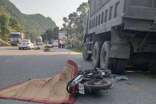 Tông xe tải bên đường, nam thanh niên tử vong