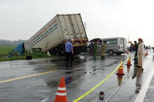 Xe container tông xe khách biến dạng phần đầu, 3 người chết ở Quảng Ngãi