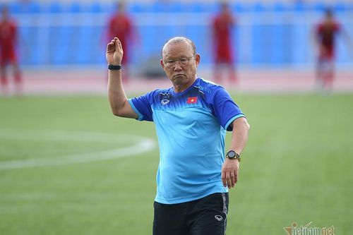 Lo cầu thủ chấn thương, HLV Park Hang Seo đi... nhặt sỏi
