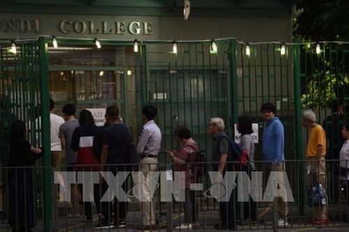 Người dân Hong Kong (Trung Quốc) đi bỏ phiếu bầu các thành viên hội đồng cấp quận